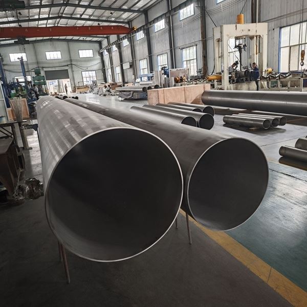 Titaan keevitatud toru